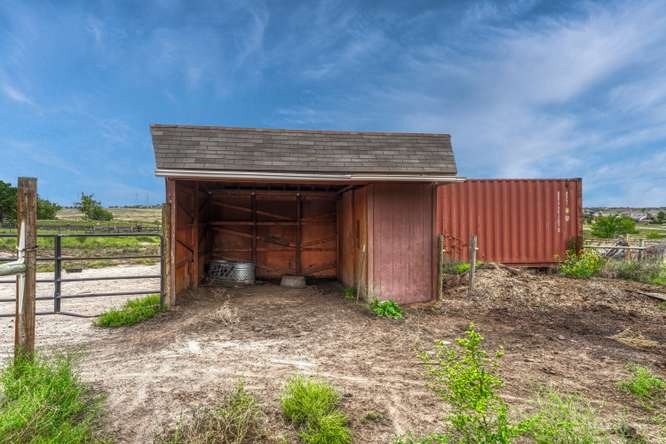 horse loafing shed lean to